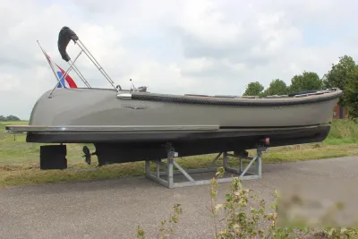 sloep op bokken langs weg