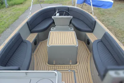 binnenkant van tender met zitbanken