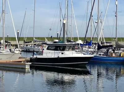 motorboot afgemeerd in jachthaven