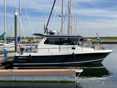 motorboot afgemeerd in jachthaven
