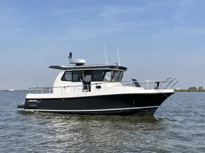 motorboot op stil water, zijaanzicht