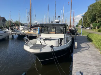 motorboot aangemeerd aan houten steiger
