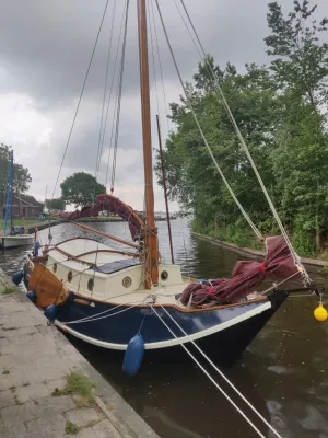 zeilboot aangemeerd bij kade