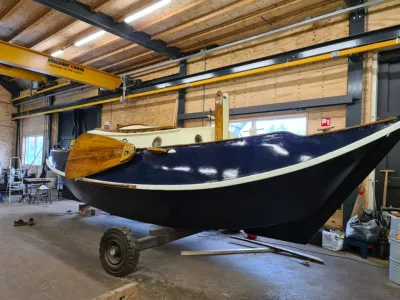 platbodem zeilboot in werkplaats