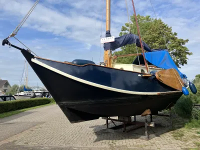 platbodem zeilboot op land bij jachthaven