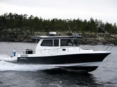 motorjacht op open water bij rotskust