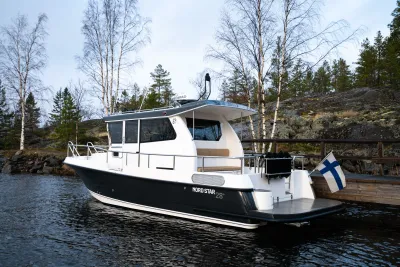 motorjacht afgemeerd bij rotsachtige oever