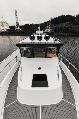 voorkant van een motorjacht in haven