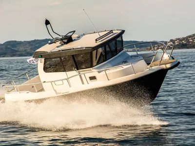 motorboot schuin varend op open water