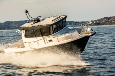 motorboot varend over water bij kust