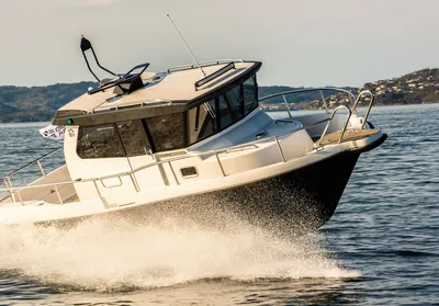 motorboot schuin varend op open water