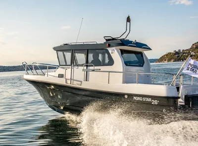 consoleboot op open water bij kust