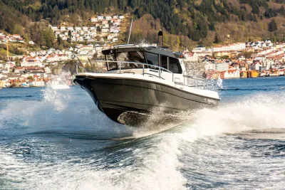 stuurhutboot op zee met stad op achtergrond