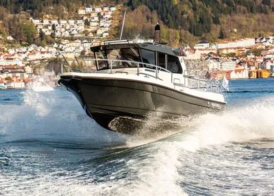 pilothouse motorboot op open water