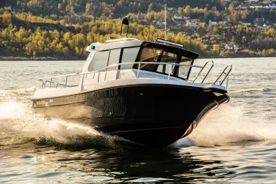 motorboot vaart voor kust met opspattend water