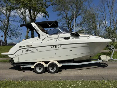 motorboot op trailer langs weg