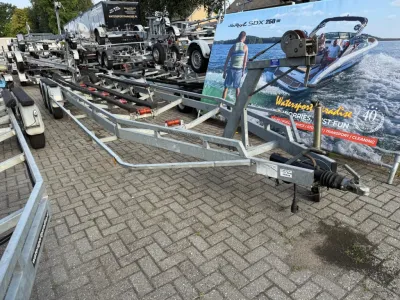 metalen boottrailer op stenen parkeerplaats