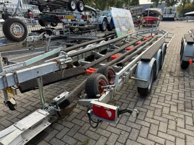 boottrailer op stenen parkeerplaats