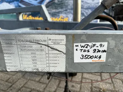 trailerbalk met technische labels en sticker