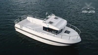 wit motorjacht op water, vogelperspectief