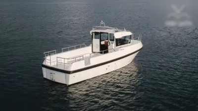 wit motorjacht op kalm water