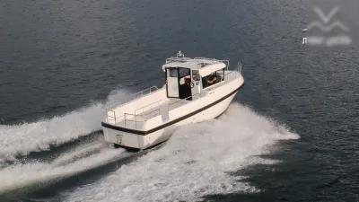 witte motorboot op open water