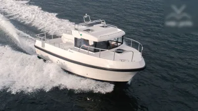 witte motorboot op open water