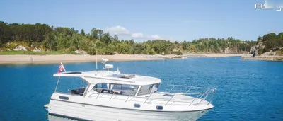 wit motorjacht op kalm water bij kust