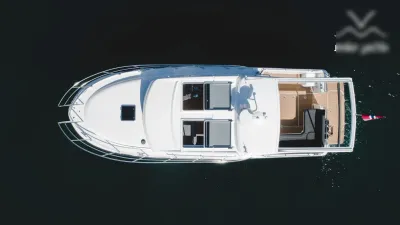 wit jacht van bovenaf op donker water