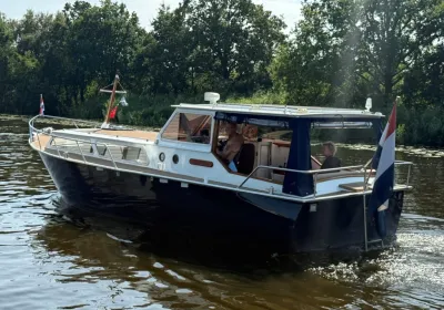 motorboot op rustig water bij bomen
