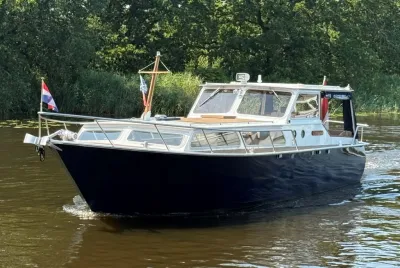 motorboot op rivier bij groene oever