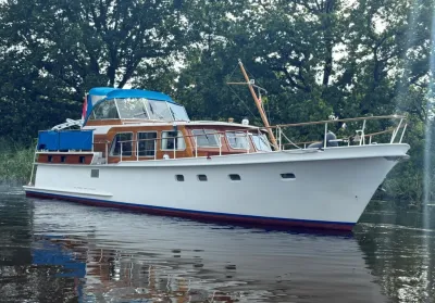 witte motorboot op rustig water bij bomen