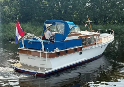 motorjacht op water met bomen op de achtergrond