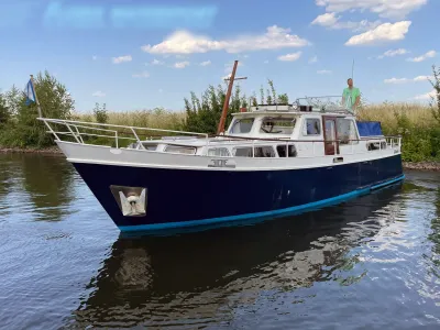 motorjacht liggend in kanaal