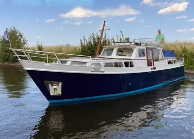 motorjacht afgemeerd in kanaal