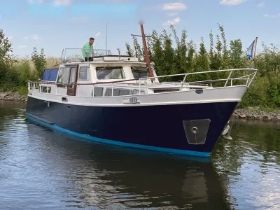 blauw-witte motorboot in het water