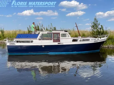 motorjacht liggend op het water bij de oever