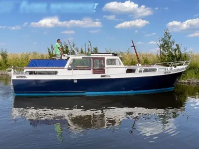 motorjacht bij oever op rustig water