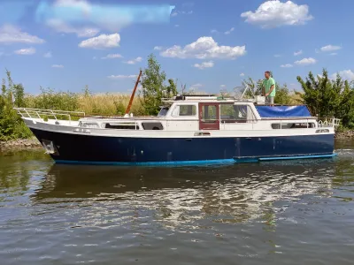 boot op het water met persoon op het achterdek