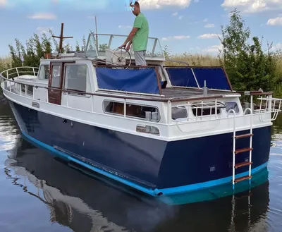 motorjacht aangemeerd in stille haven