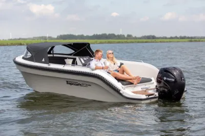 tenderboot met twee personen op het water