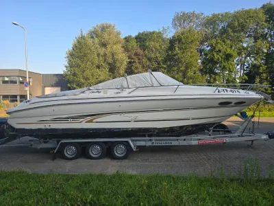 motorboot op trailer langs weg