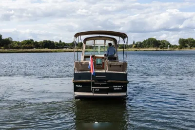 Achteraanzicht van motorjacht op water