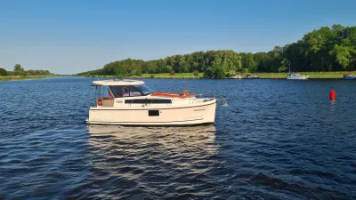 motorboot op rivier met groene oever