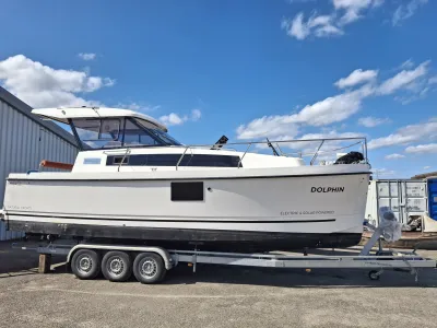 motorboot op trailer in buitenopstelling