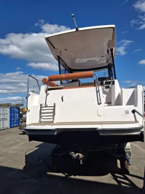 achterzijde van boot op trailer