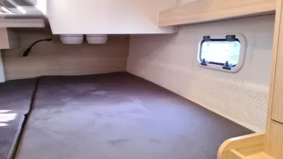 kajuitbed met patrijspoort en houten afwerking