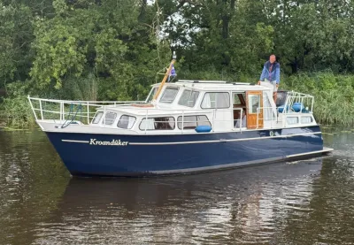 motorkruiser op rustig water