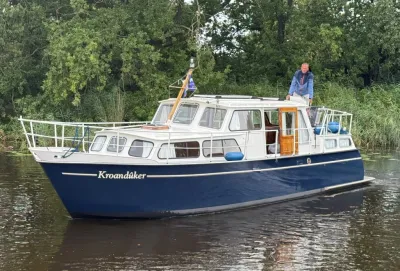 motorkruiser op water bij bomen