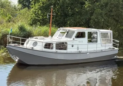 motorvlet op rustig water